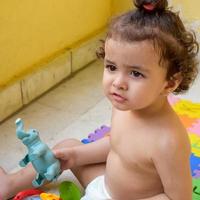 schattig weinig jongen shivaay sapra Bij huis balkon gedurende zomer tijd, zoet weinig jongen fotoshoot gedurende dag licht, weinig jongen genieten van Bij huis gedurende foto schieten