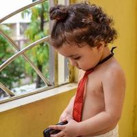 schattig weinig jongen shivaay sapra Bij huis balkon gedurende zomer tijd, zoet weinig jongen fotoshoot gedurende dag licht, weinig jongen genieten van Bij huis gedurende foto schieten