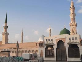 mooi dag visie van masjid al nabawi, medina's groen koepel, minaretten en moskee binnenplaats. foto