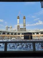 mekka, saudi Arabië, jan 2023 - mooi interieur visie van masjid al haram, mekka, saudi Arabië. pelgrims van allemaal over- de wereld zijn het uitvoeren van tawaf. foto