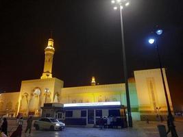 een mooi nacht visie van de zei al suhada moskee in Medina, saudi Arabië foto