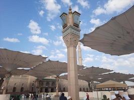 medina, saudi Arabië, dec 2022 - gedurende de dag pelgrims van allemaal over- de wereld verzamelen in de buitenste binnenplaats van masjid al nabawi, Medina, saudi Arabië. foto