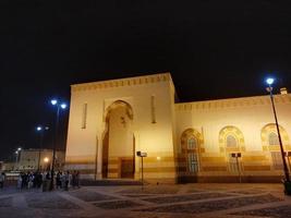 een mooi nacht visie van de zei al suhada moskee in Medina, saudi Arabië foto