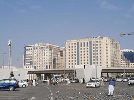 medina, saudi Arabië, dec 2022 - een kudde van duiven Aan de weg in voorkant van Bilal moskee is bezig aan het eten korrel. foto