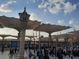 medina, saudi Arabië, dec 2022 - gedurende de dag pelgrims van allemaal over- de wereld verzamelen in de buitenste binnenplaats van masjid al nabawi, medina, saudi Arabië. foto