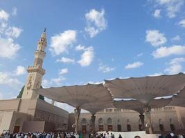 medina, saudi Arabië, dec 2022 - gedurende de dag pelgrims van allemaal over- de wereld verzamelen in de buitenste binnenplaats van masjid al nabawi, Medina, saudi Arabië. foto