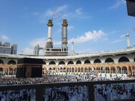 mekka, saudi Arabië, jan 2023 - mooi interieur visie van masjid al haram, mekka, saudi Arabië. pelgrims van allemaal over- de wereld zijn het uitvoeren van tawaf. foto