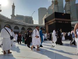 mekka, saudi Arabië, jan 2023 - mooi interieur visie van masjid al haram, mekka, saudi Arabië. pelgrims van allemaal over- de wereld zijn het uitvoeren van tawaf. foto