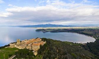 panoramisch visie van de etruscan stad van populonia en de golf van baratti Toscane Italië foto