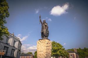 standbeeld van koning Alfred de Super goed in de middeleeuws stad- van Winchester in wessex, Engeland. foto