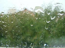 regenachtig dagen regen druppels Aan de venster oppervlakte foto