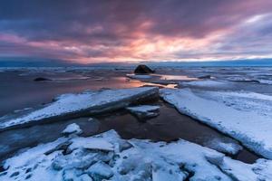 ijs drijft in de Baltisch zee foto