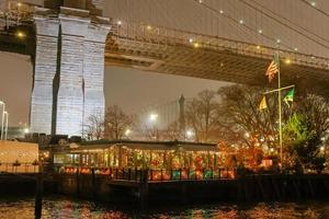 Brooklyn brug, nieuw york restaurant met Kerstmis lichten foto