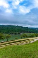 natuurlijk landschap met meer en bergen, selectief focus foto