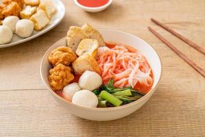 kleine platte rijstnoedels met visballetjes en garnalenballetjes in roze soep, yen ta four of yen ta fo foto