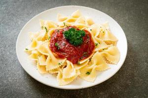 farfalledeegwaren in tomatensaus met peterselie foto