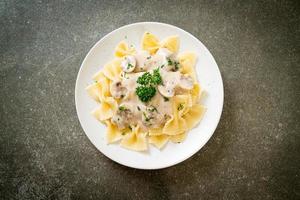 farfalle pasta met champignon-witte roomsaus foto