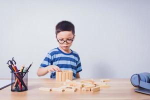 Aziatische jongen speelt met een houten puzzel foto