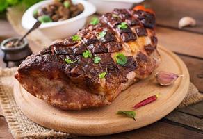 gebakken vlees met specerijen en knoflook Aan houten tafel foto