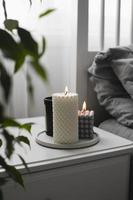 luxe aroma brandend kaars in slaapkamer Aan bedplaats tafel. huis knus interieur foto