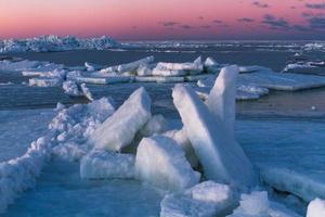 ijs drijft in de Baltisch zee foto