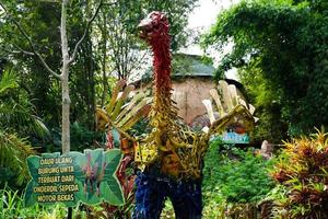 gebruikt items dat zijn gerecycled in struisvogel vormen. foto