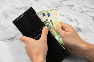 bankbiljet geld in een portemonnee Aan een licht achtergrond, de concept van besparing geld en bedrijf groei foto