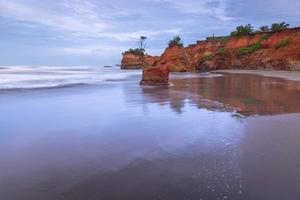 mooi ochtend- visie van Indonesië. mooi strand Aan de kust van Sumatra foto