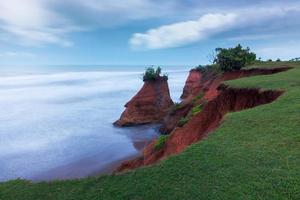 mooi ochtend- visie van Indonesië. strand met mooi koraal foto