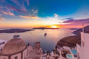 fantastisch avond visie van Santorini eiland. pittoreske voorjaar zonsondergang Aan beroemd visie toevlucht fira, Griekenland, Europa. op reis concept achtergrond. zonsondergang landschap, luxe reizen. geweldig lucht en zee foto