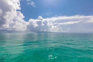 mooi natuur oceaan wolken zeegezicht panorama. mooi tropisch zee visie foto