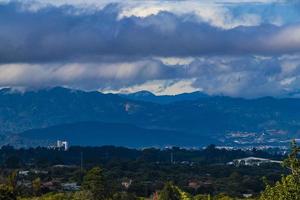 mooi berg landschap stad panorama Woud bomen natuur costa rica. foto