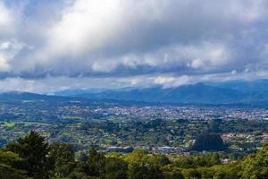 mooi berg landschap stad panorama Woud bomen natuur costa rica. foto