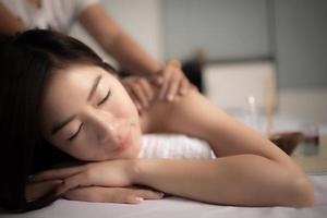 Aziaten mooi vrouw slaap spa en kom tot rust massage, tijd van kom tot rust na moe van moeilijk werk, thailand mensen foto