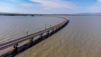 antenne visie van een verbazingwekkend reizen trein geparkeerd Aan een drijvend spoorweg brug over- de water van de meer in vader sak jolasid dam met blauw lucht Bij lopburi, Thailand. foto