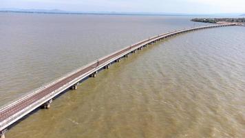 antenne visie van een verbazingwekkend reizen trein geparkeerd Aan een drijvend spoorweg brug over- de water van de meer in vader sak jolasid dam met blauw lucht Bij lopburi, Thailand. foto