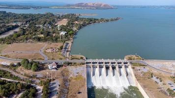 een antenne visie over- de pasak jolasid dam, lopburi provincie, Thailand. bijhouden de beweging van de sluisdeuren dat zijn vrijgeven water in landelijk grachten in enorm bedragen van water. foto