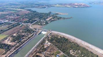 een antenne visie over- de pasak jolasid dam, lopburi provincie, Thailand. bijhouden de beweging van de sluisdeuren dat zijn vrijgeven water in landelijk grachten in enorm bedragen van water. foto