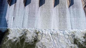 een antenne visie over- de pasak jolasid dam, lopburi provincie, Thailand. bijhouden de beweging van de sluisdeuren dat zijn vrijgeven water in landelijk grachten in enorm bedragen van water. foto