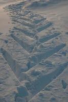 sporen in de sneeuw met ski toeren foto