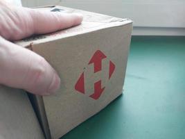 kiev, Oekraïne - januari 6, 2023 inpakken doos met bedrijf logo foto