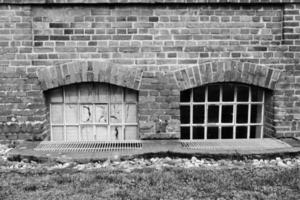 ramen van een oud industrieel steen gebouw foto