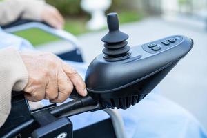 Aziatische senior of oudere oude dame vrouw patiënt op elektrische rolstoel met afstandsbediening op verpleegafdeling ziekenhuis, gezond sterk medisch concept foto