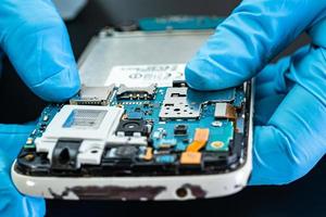 technicus repareren binnen van moeilijk schijf. geïntegreerde circuit. de concept van gegevens, hardware, technicus en technologie. foto