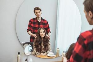 stilist kapper styling lang haar- voor mooi Aziatisch jong vrouw in schoonheid salon, werken moment foto