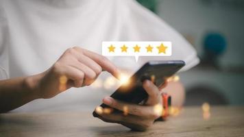 gebruiker geeft beoordeling aan service-ervaring op online applicatie, klantbeoordeling tevredenheidsfeedback-enquêteconcept, klant kan de kwaliteit van de service evalueren, wat leidt tot reputatieclassificatie van het bedrijf. foto