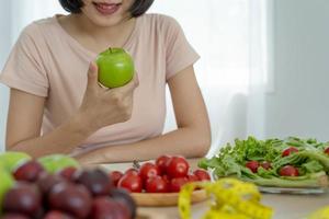 gezond voedsel en keto eetpatroon. Dames plan dieet voor slank vorm en gezond. vrouw aan het eten appel en groenten foto