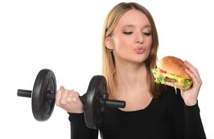 vrouw liften gewichten aan het eten een belegd broodje foto