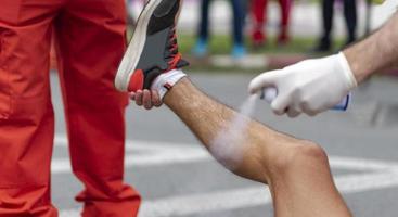 medisch personeel gebruik makend van magie ijs verstuiven gebruikt naar traktatie een sport- letsel foto