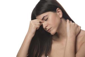 vrouw lijden van hoofdpijn ten einde raad en benadrukt omdat pijn en migraine. handen Aan hoofd. foto